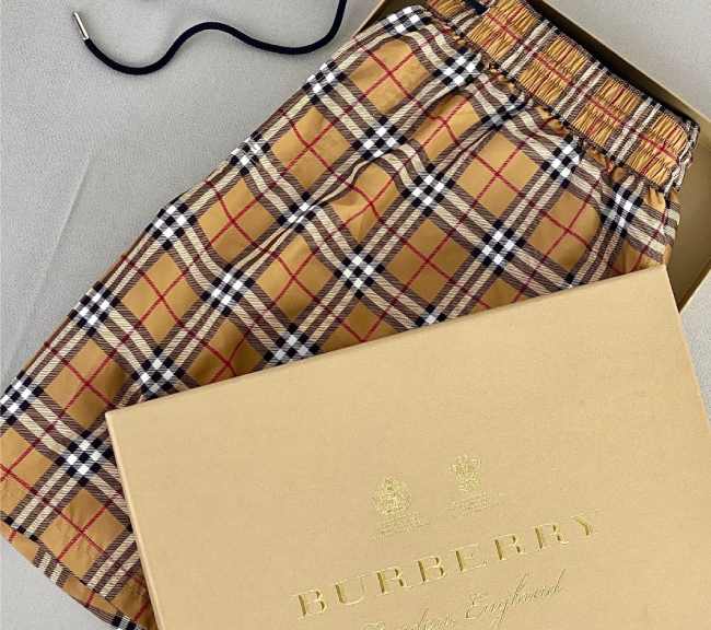 Foto de bermuda masculina xadrez Burberry.