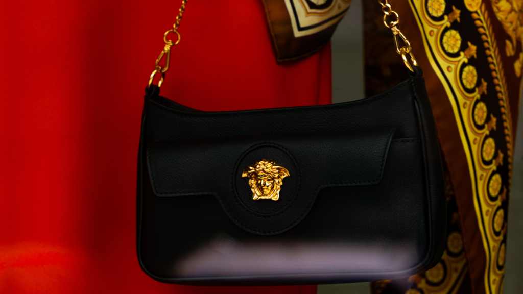 Saiba como será o primeiro desfile da versace sem donatella, com Dario Vitale como estilista na Semana de Moda de Milão.