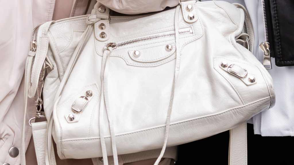 Balenciaga atualiza seu clássico Le City com a silhueta East-West, reforçando seu DNA urbano e elegante, em um momento de mudança criativa.