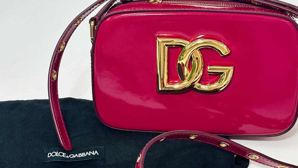 Foto de bolsa crossbody camera bag Dolce e Gabbana.