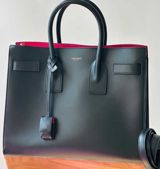 Foto de uma bolsa da marca francesa yves saint laurent.