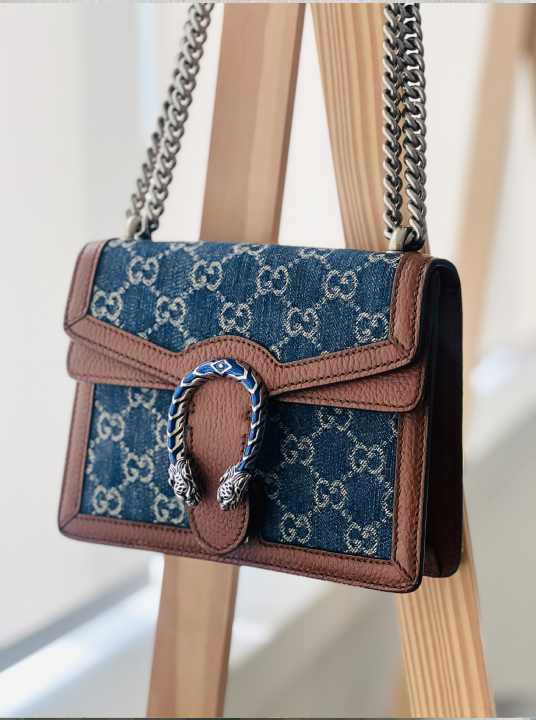 Bolsa Gucci Dionysus versão maximalista em denim com monograma GG.