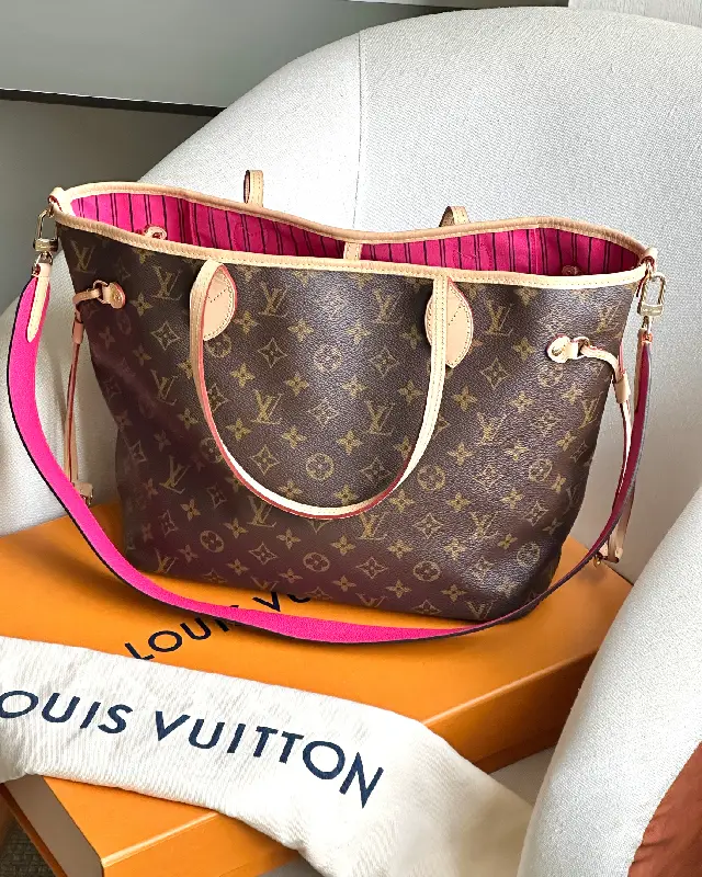 Foto da Tote Bag Neverfull com akça adicional. 