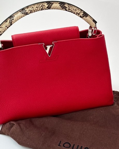 Foto da Louis Vuitton Capucines, uma das bolsas vermelhas famosas da grife.