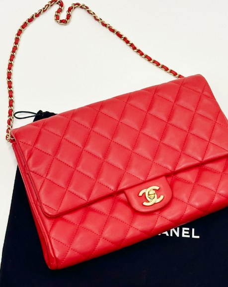 Foto de uma das bolsas vermelhas famosas da Chanel: modelo double flap.