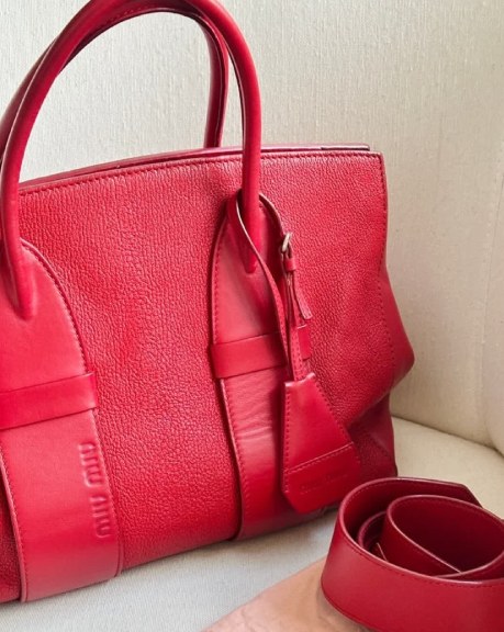 Foto de Bolsa de Luxo Vermelha da Miu Miu.