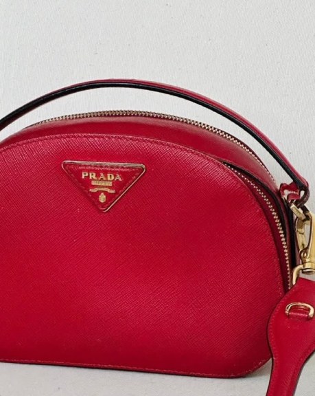 Foto de uma das bolsas vermelhas famosas da Prada.