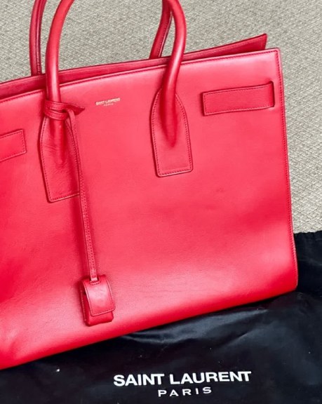 Foto de uma das bolsas vermelhas famosas da Saint Lauent, modelo Sac de Jour.