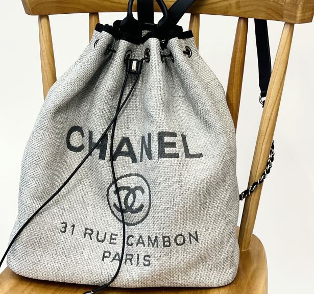 Foto da Mochila Deauville, uma das dicas de compras Chanel no Etiqueta Única.