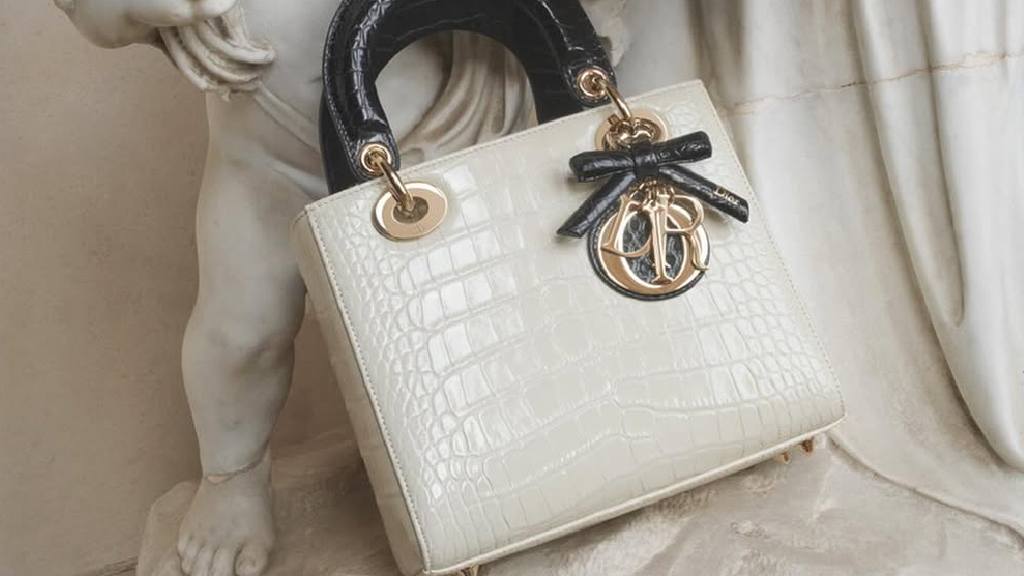 Foto de uma das novas versões da Bolsa Lady Dior que traz um lacinho de couro, modelo reinventado por Jonathan Anderson.