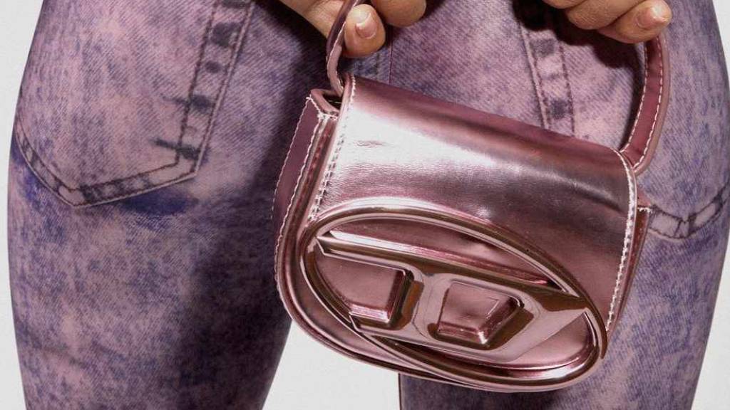 A Diesel quebra padrões na Semana de Moda de Milão com desfile interativo e coleção verão 2026 que mistura streetwear e luxo.