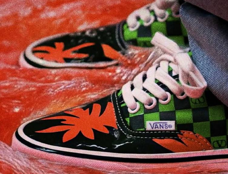 Foto de collab streetwear de luxo Vans X Valentino.