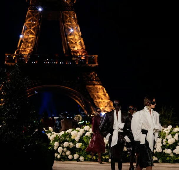 Foto da Torre Eifel de Paris que serviu de cenário para o Desfile da Yves Saint Laurent SPring/Summer 2026.