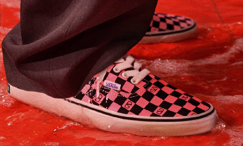 Foto de um tênis Vans X Valentino.
