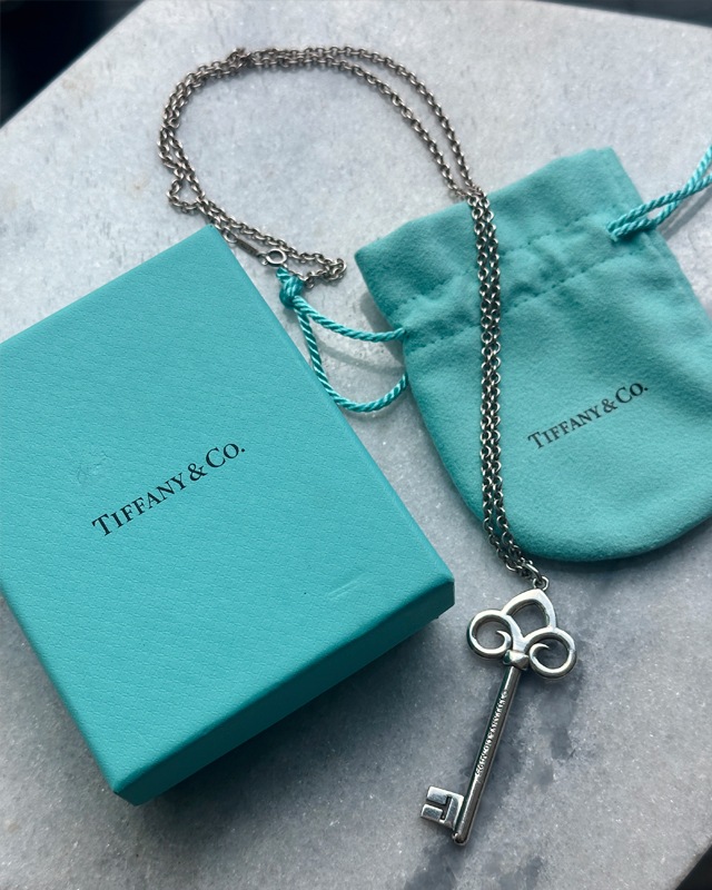 Colar Tiffany & Co Key. Clique na imagem e confira mais peças da marca!