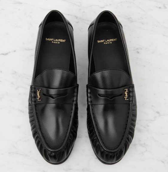 Foto do  Mocassim Le Loafer: calçado se tornou queridinho dos fashionistas e ajudou a consolidar a Saint Laurent como a marca mais desejada do ano de 2025 nesse último trimestre.