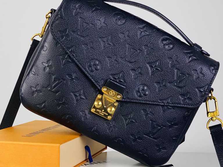Foto de um dos acessórios de luxo famosos da Louis Vuitton: Bolsa Pochette Métis.