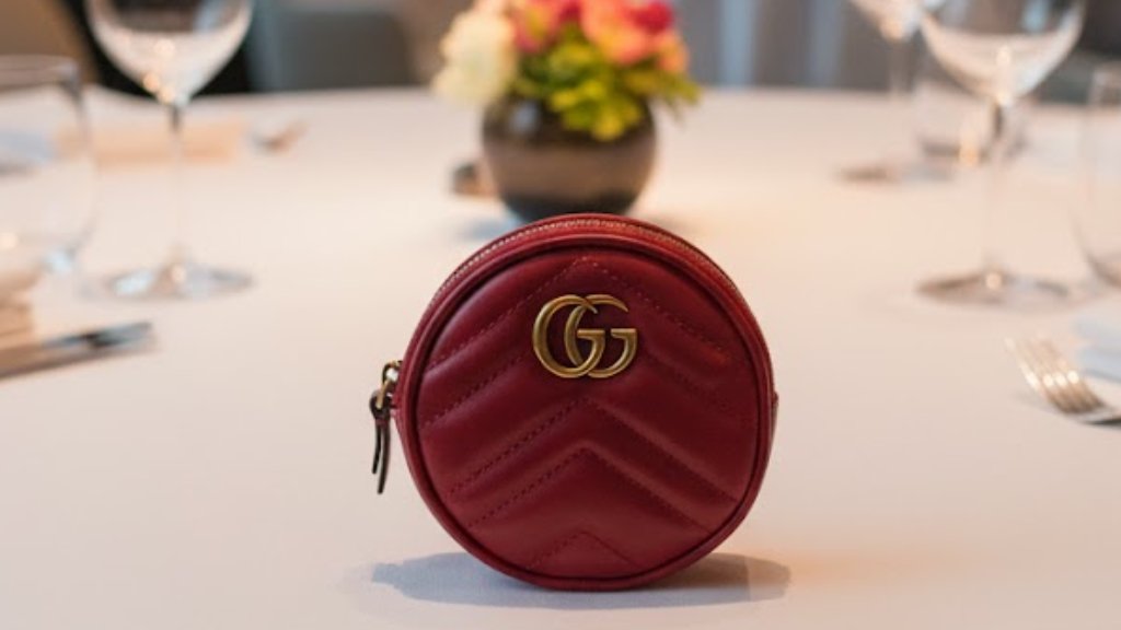 Foto de porta moedas Gucci Marmont Round um dos melhores acessórios de luxo black month do etiqueta única.