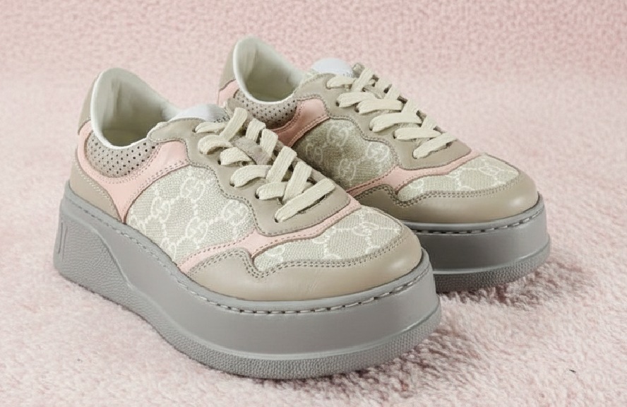 Foto do Tênis Feminino Gucc Wmns GG Sneaker 'Oatmeal Light Pink na Black week do Etiqueta Única.