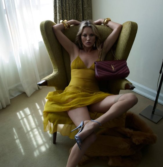Foto da modelo Kate Moss na Campanha da Saint Laurent 2025 com a icônica Bolsa LouLou. 
