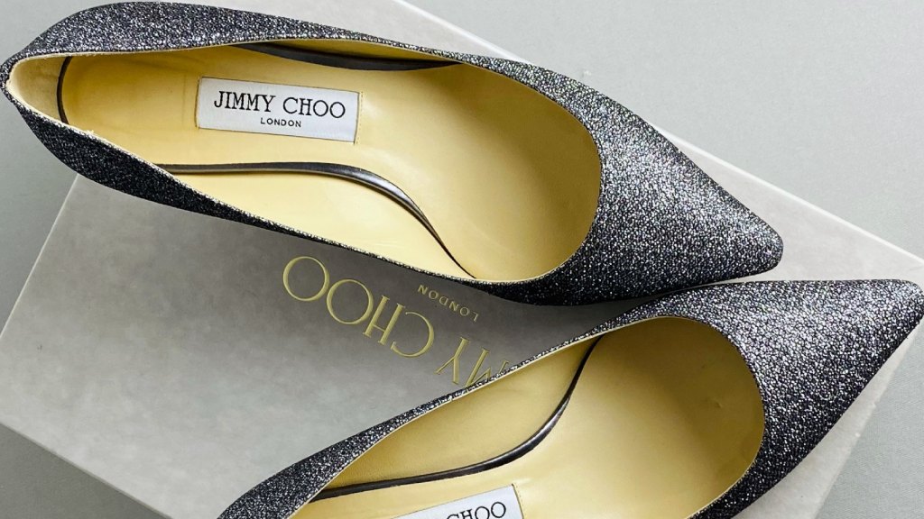 Foto de um Scarpin Jimmy Choo uma das marcas britânicas de luxo na XMAS Sale.