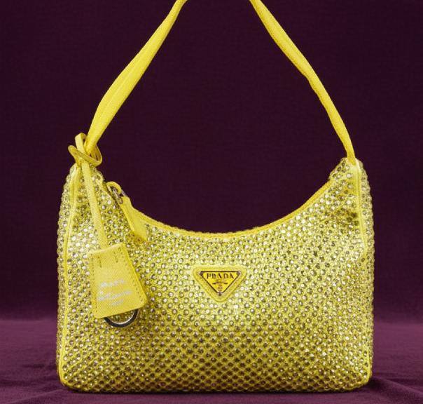 Foto de bolsa amarela com brilho de cristaiis da Prada.