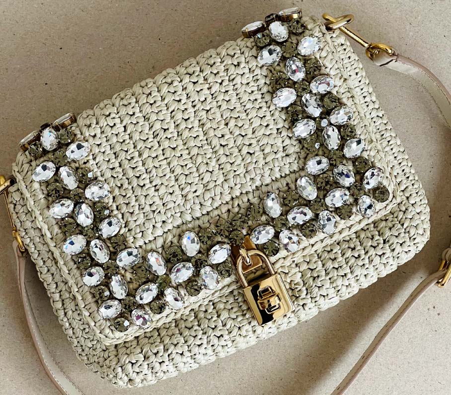 bolsas-dolce-gabbana-na-cyber-week-que-merecem-sua-atencao-raffia-flap-011225