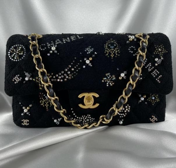 Foto de uma das bolsas festivas da chanel com bordados de cristais e pedrarias.