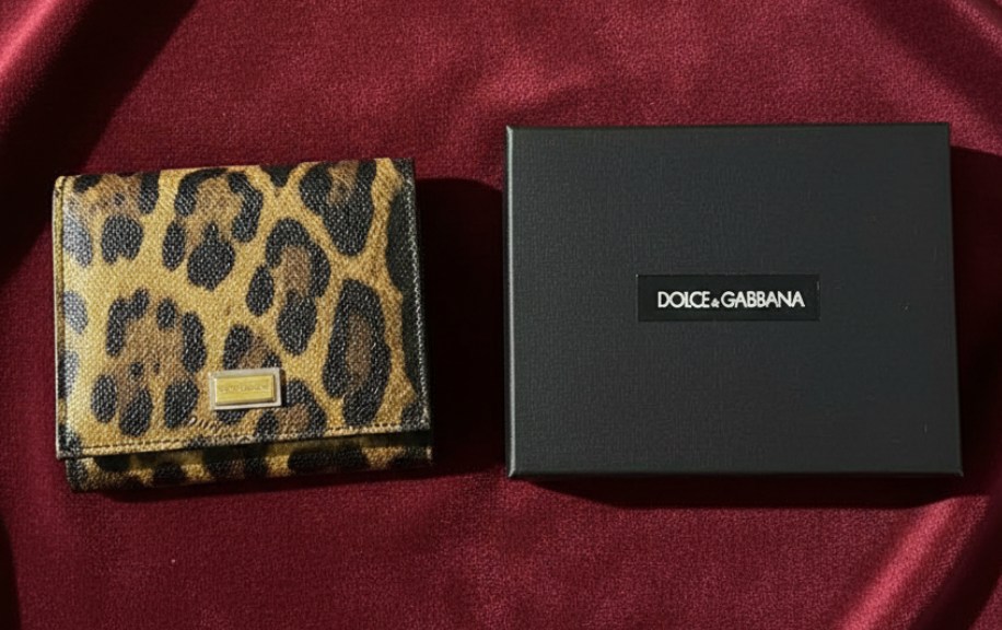 Foto de um dos presentes dolce gabbana na xmas dale para elas: carteira Trifold Leopardo.
