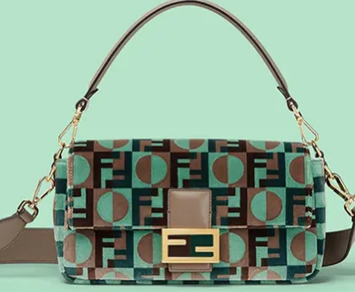 Foto da Bolsa Fendi Baguette edição comemorativa da 5ª temporada da série Emily In Paris. 