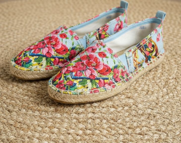 Foto de uma alpargata infantil da dolce e gabbana com estampa de flores na Xmas Sale For Kids.