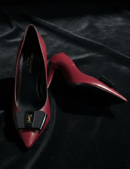 Foto de um dos sapatos de salto alto Saint Laurent na Summer Sale: Scarpin de bico fino.