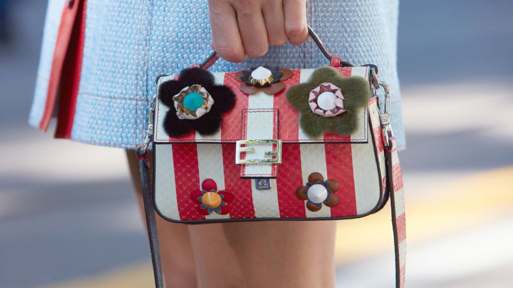 Listras, Flores, Cores: descubra as bolsas estampadas das marcas de luxo perfeitas para o verão.