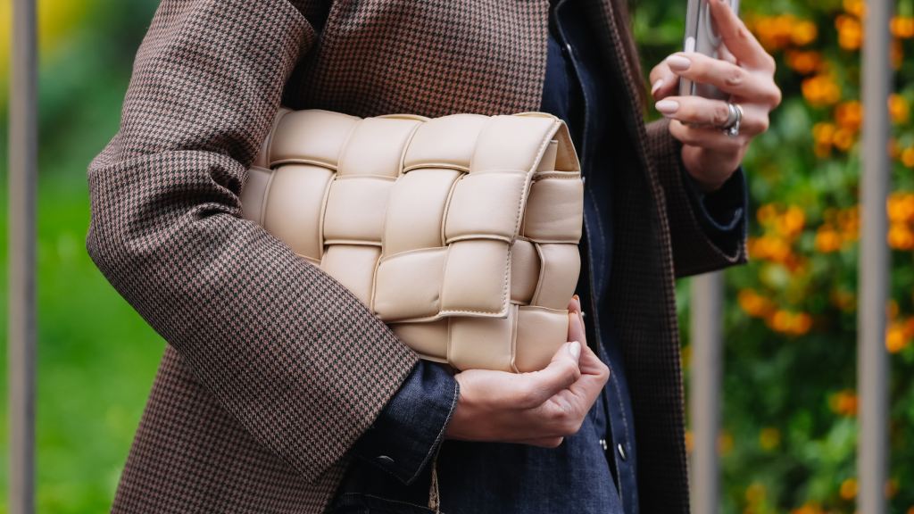 Descubra os modelos de bolsas bottega veneta que valem o investimento no ano de 2026 e que estão na Summer Sale do Etiqueta Única.