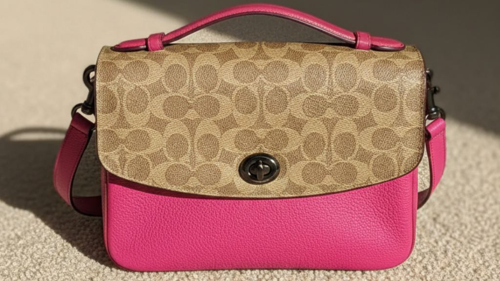 Foto de um dos modelos de bolsas de marcas de luxo acessíveis, Coach Cassie.