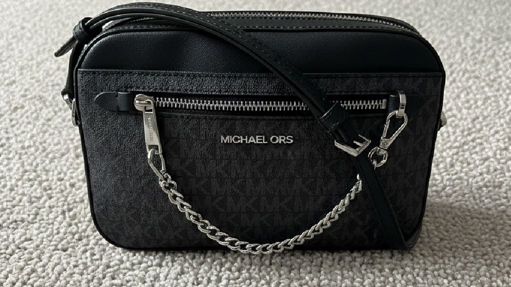 Foto de um dos modelos de bolsas de marcas de luxo acessívies, Jet Set da Michael Kors.