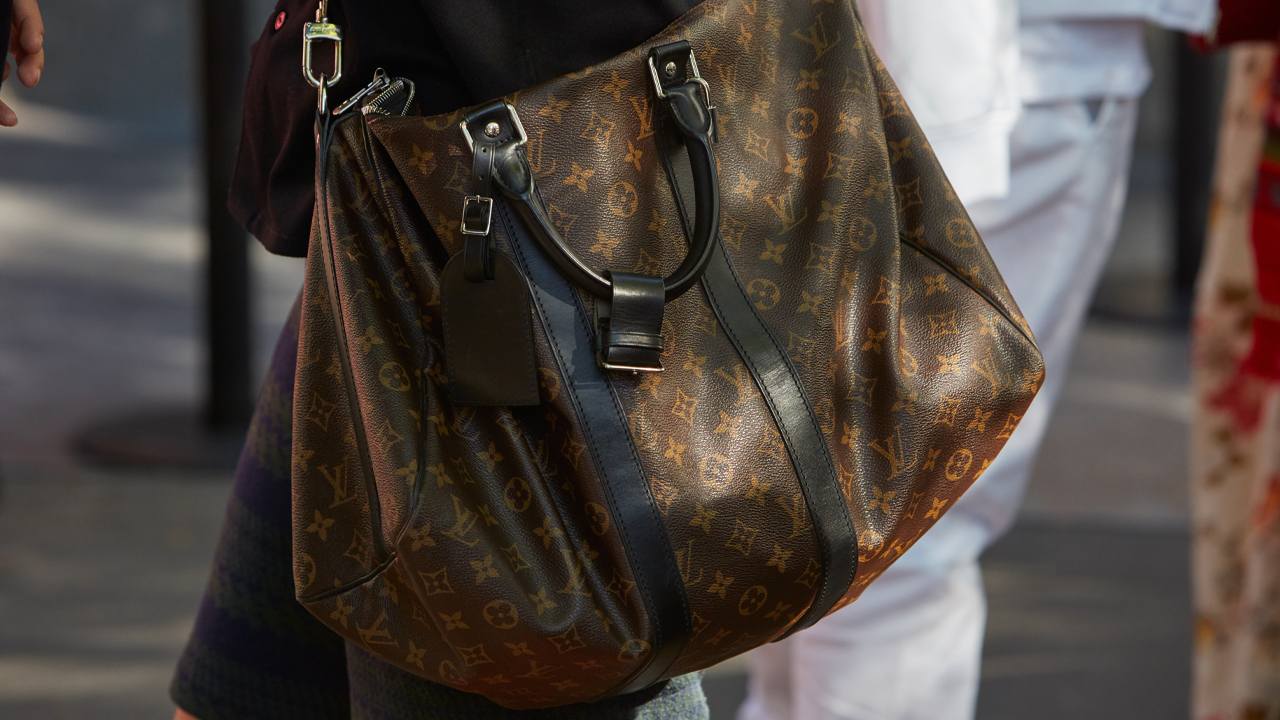 capa do post sobre bolsas louis vuitton com estampa monograma na summer sale