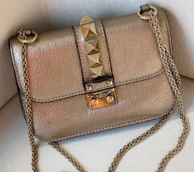 Foto de uma das bolsas da Valentino, uma das maiores marcas italianas, modelo Glam Lock.