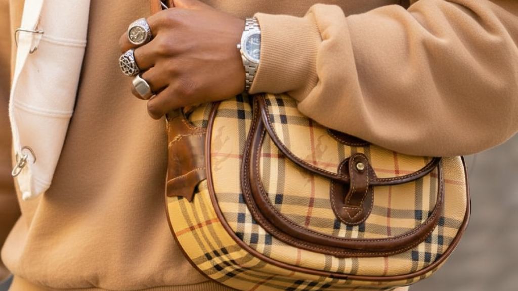 Burberry Primavera 2026: conheça a campanha que atualiza trench coats, checks e referências clássicas da marca britânica de luxo.
