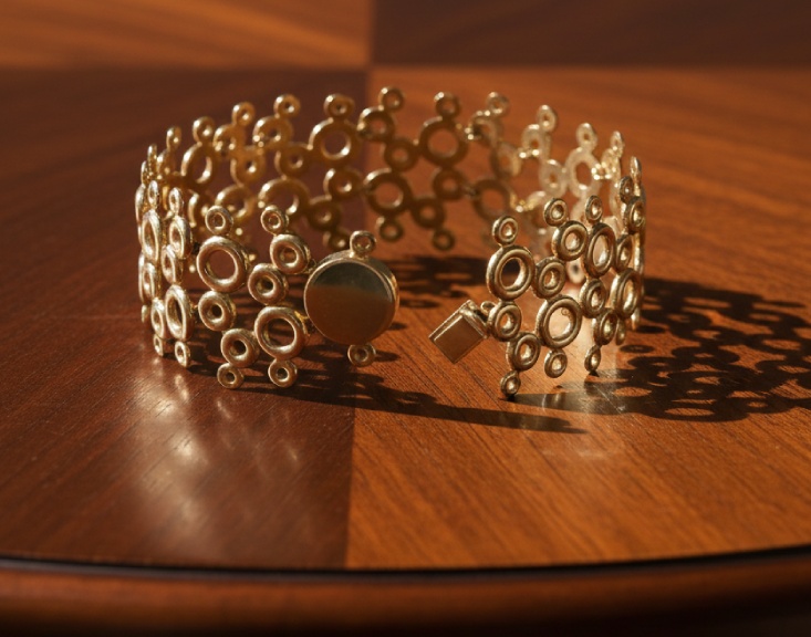 Foto de Pulseira de ouro  da marca brasileira de joias Carla Amorim.