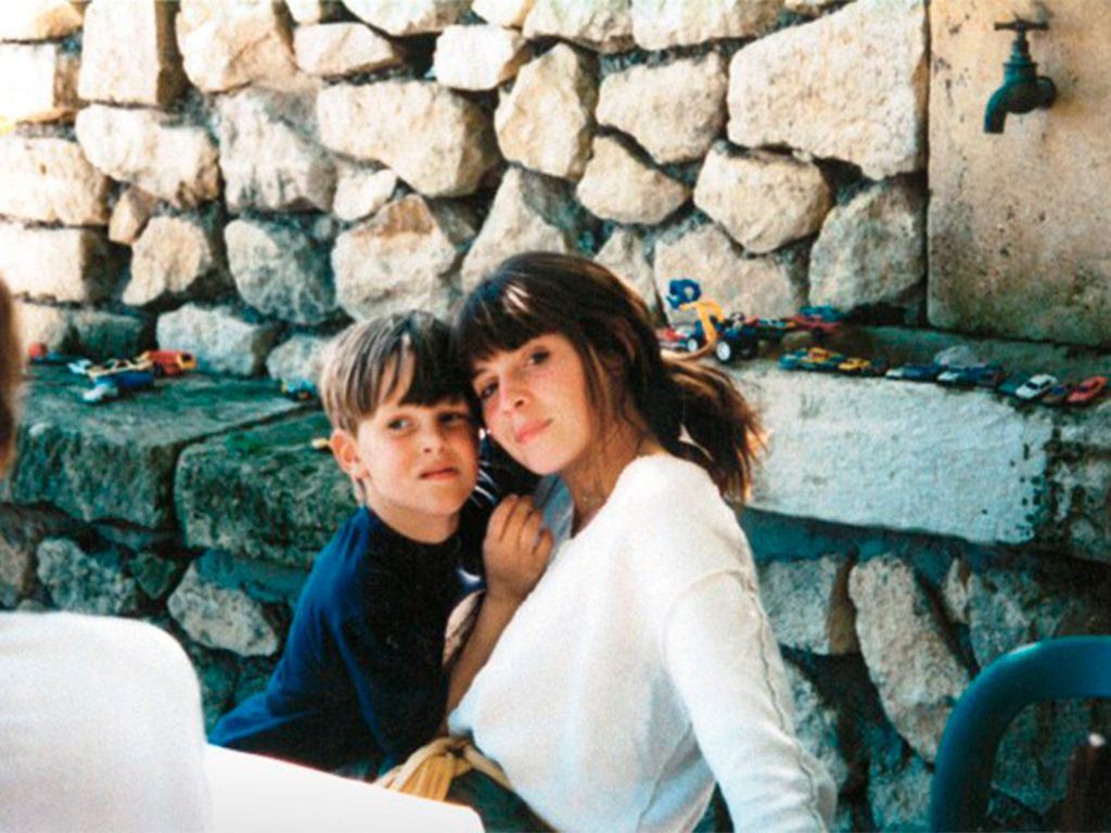 Foto de Simon Porte  Jacquemus e sua mãe Valérie que originou o nome da marca. 