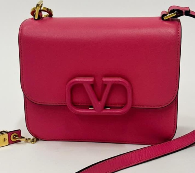 Foto da VLogo um dos modelos da Valentino, uma das maiores marcas italianas de bolsas de luxo.