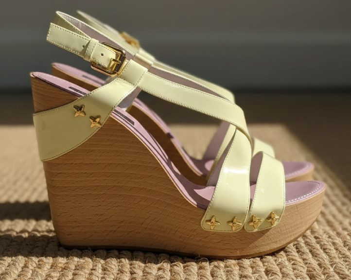 Foto de Anabela Plataforma da Louis Vuitton, um modelo elegante para os dias quentes.