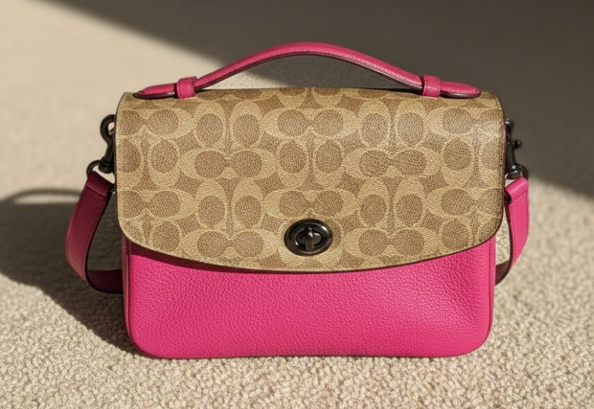 Foto de uma das bolsas coach com monogramas na Summer Sale.