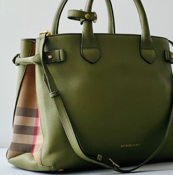 Foto da Bolsa Burberry Banner com o monograma xadrez da marca.