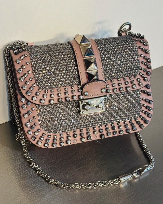 Foto de Bolsa Valentino Glam Lock com aplicações de critais.