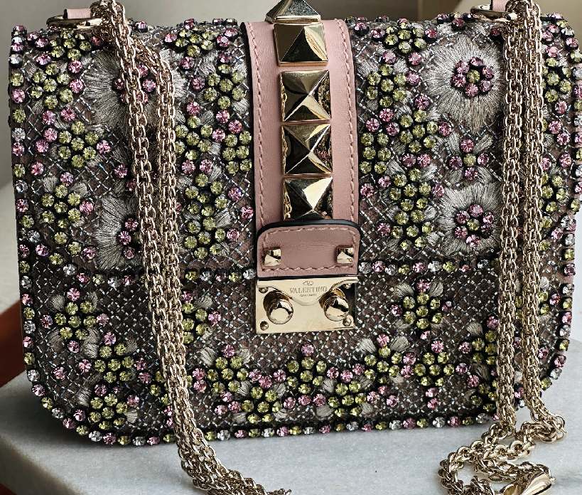 Foto da Bolsa Valentino Glam Lock na Summer Sale.