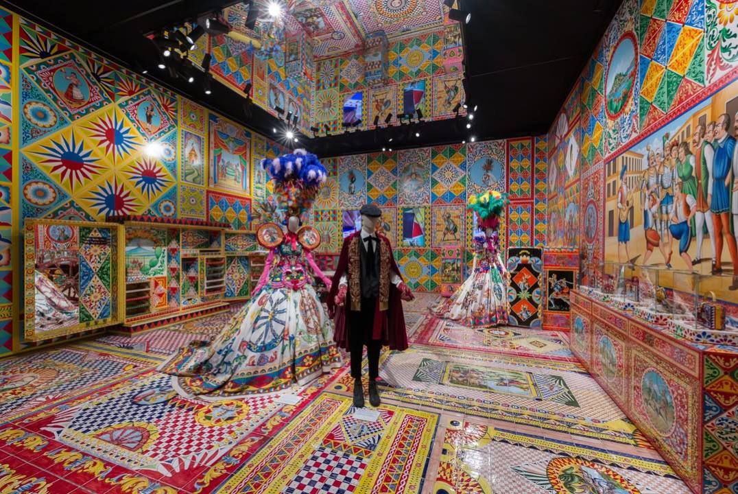 Foto de uma das salas da exposição Dolce Gabbana “From the Heart to the Hands” que chega ao ICAem  Miami.