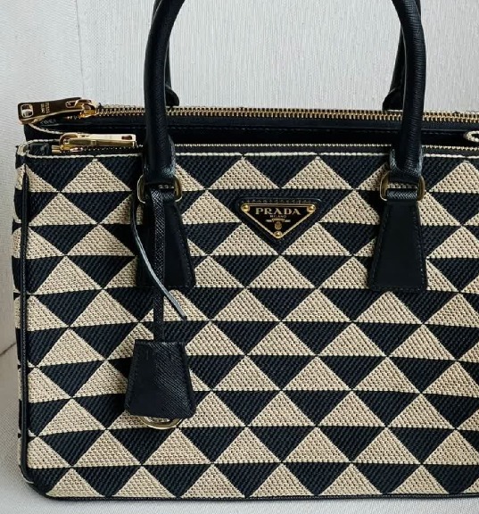 Foto de Bolsa Prada Galleria Double Zip, uma das novidades de luxo no New In.