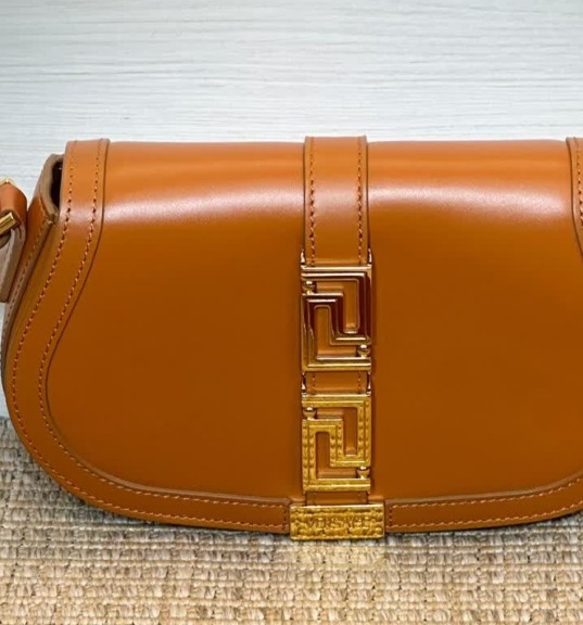 Foto da Versace Greca, uma das novidades de bolsas de grifes internacionais no etiqueta única.